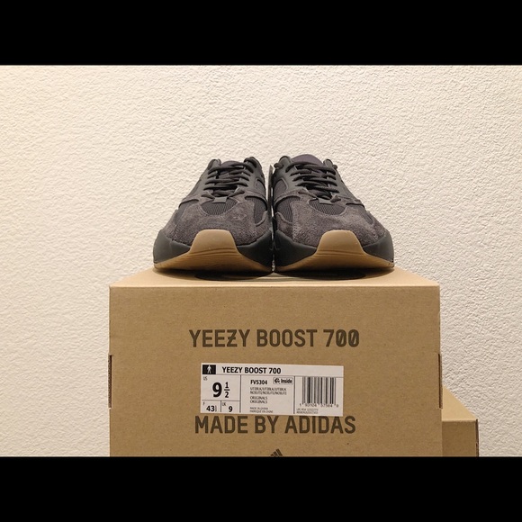 SZ 9.5/ Yeezy Boost ‘UTILITY BLACK’